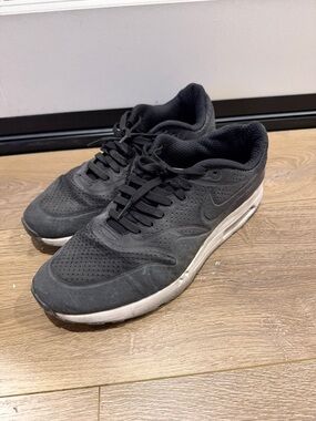Nike Men’s Black and White Casual Sneakers